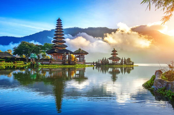 Pura ulun danu bratan temple in Bali, indonésia. Fotos De Bancos De Imagens