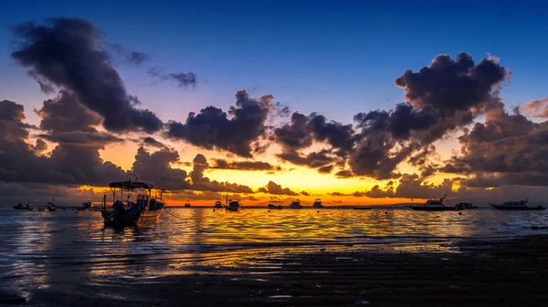 Barco de pesca al amanecer en el mar . — Foto de Stock