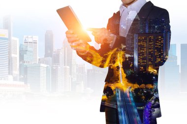 İşadamı holding tablet bulanık cityscape arka plan, iş kavramı ile çift pozlama.