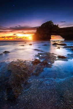 Tanah Lot tapınağı Bali, Endonezya 'da gün batımında.