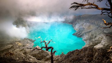 Endonezya'nın Kawah Ijen'de yanardağ krater gelen kükürt gazı