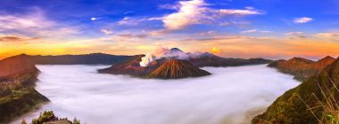 Mount Bromo yanardağ (Gunung Bromo) Mount Penanjakan Bromo Tengger Semeru Milli Parkı'nda, Doğu Java, Endonezya Tarih açısından gündoğumu sırasında.