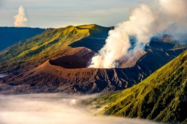 Mount Bromo yanardağ (Gunung Bromo) Mount Penanjakan Bromo Tengger Semeru Milli Parkı'nda, Doğu Java, Endonezya Tarih açısından gündoğumu sırasında.