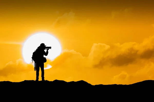 Silhouette de photographe avec appareil photo au coucher du soleil . — Photo