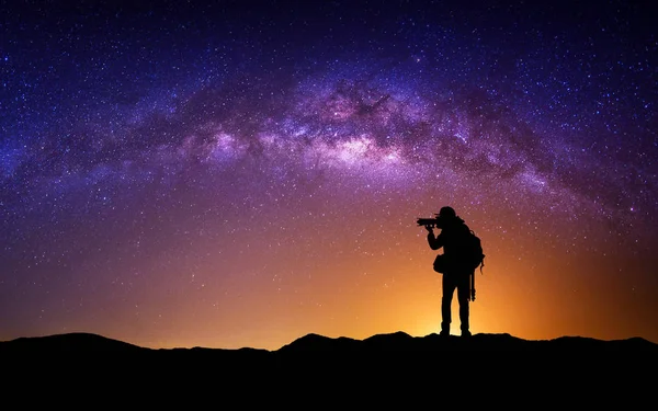 Kameralı ve samanyolu siyah zeminli fotoğrafçı silueti