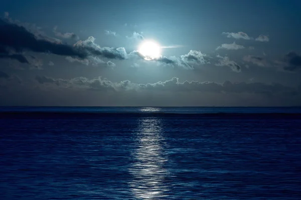Luna en el mar . — Foto de Stock