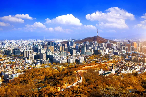 Görünümü cityscape ve Seul Kulesi Seoul, Güney Kore. Sonbahar. — Stok fotoğraf