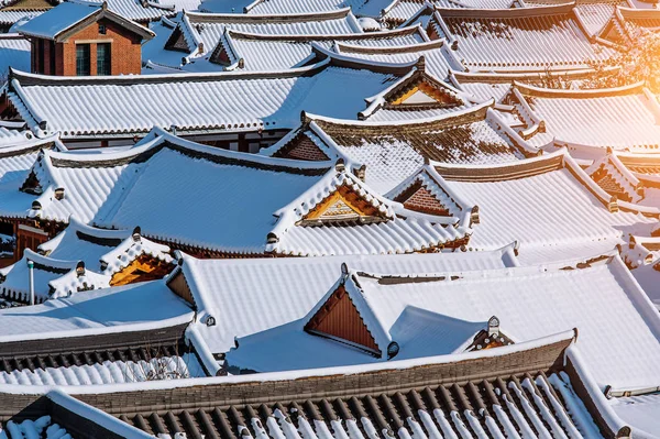 Telhado de Jeonju tradicional aldeia coreana coberta de neve, Jeonju Hanok aldeia no inverno, Coréia do Sul . — Fotografia de Stock