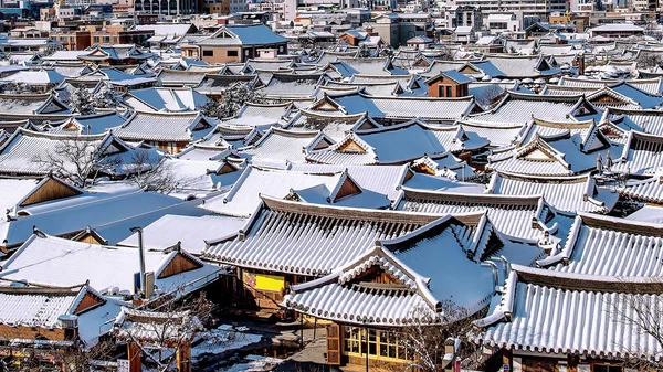 Крыша традиционной корейской деревни Чонджу, покрытой снегом, деревня Чонджу Ханок зимой, Южная Корея . — стоковое фото