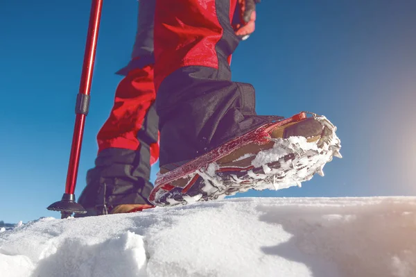 冬のスノー シューズやスパイクで雪の上を歩いてのビュー。ビンテージ トーン. — ストック写真