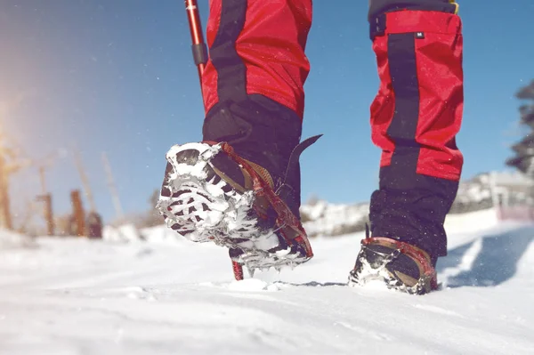 Vista di camminare sulla neve con ciaspole e punte di scarpa in inverno. tono vintage . — Foto Stock