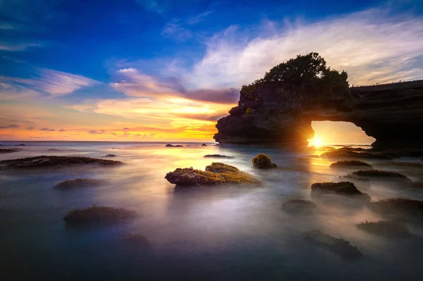 Tanah Lot Tempel vid solnedgången på Bali i Indonesien. (Mörk) Seascape. — Stockfoto