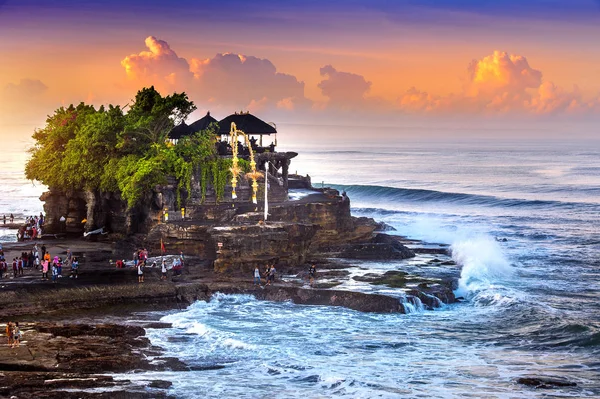 Templo de Tanah Lot en la isla de Bali Indonesia . — Foto de Stock