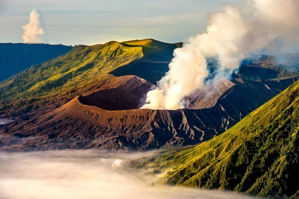 Volcan du mont Bromo (Gunung Bromo) au lever du soleil depuis le point de vue sur le mont Penanjakan dans le parc national Bromo Tengger Semeru, Java Est, Indonésie . — Photo