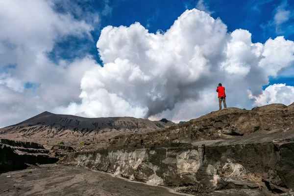 写真家は、ブロモ火山 (グヌン ブロモ) 写真を撮るでブロモ Tengger スメル国立公園、インドネシア東ジャワ州. — ストック写真