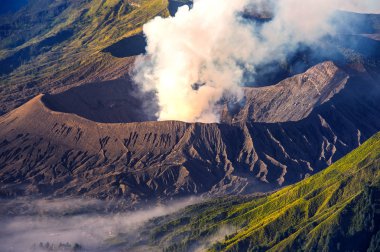 Mount Bromo yanardağ (Gunung Bromo) Mount Penanjakan Bromo Tengger Semeru Milli Parkı'nda, Doğu Java, Endonezya üzerinde.