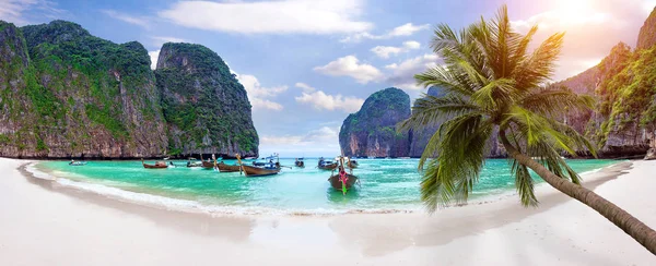 ピピ島、クラビ、タイのマヤ ・ ベイで水を長いボートとブルーのパノラマ. — ストック写真