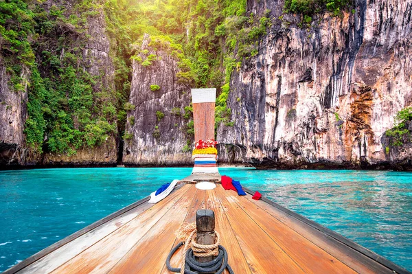 Lång båt och blått vatten vid Maya Bay i Phi Phi Island, Krabi Thailand. — Stockfoto