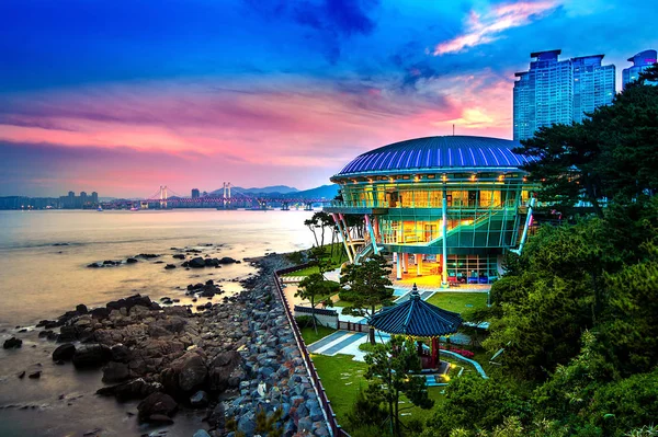 Businesslandschaft und Gwangan-Brücke bei Sonnenuntergang in Südkorea. — Stockfoto