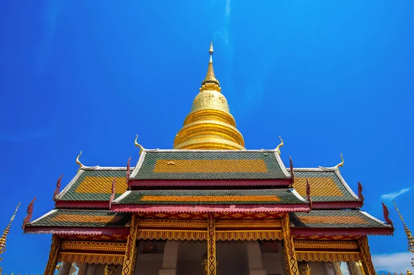 Wat Phrathat Hariphunchai Golden pagoda in Lamphun,Thailand. — Stock Photo, Image