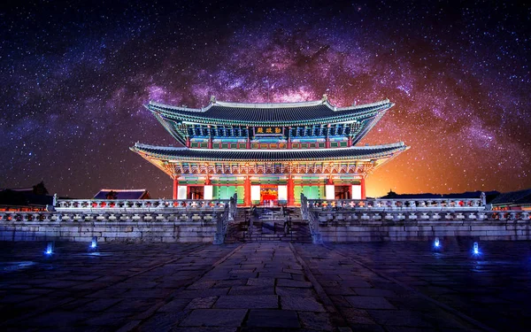 Gyeongbokgung palace och Vintergatan i Seoul, South Korea. — Stockfoto