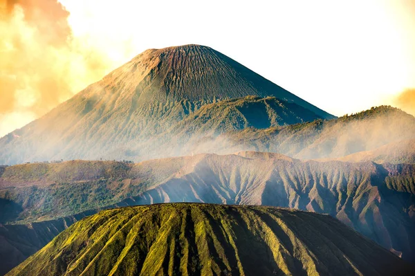 Volcan du mont Bromo (Gunung Bromo) sur le mont Penanjakan dans le parc national de Bromo Tengger Semeru, Java oriental, Indonésie . — Photo