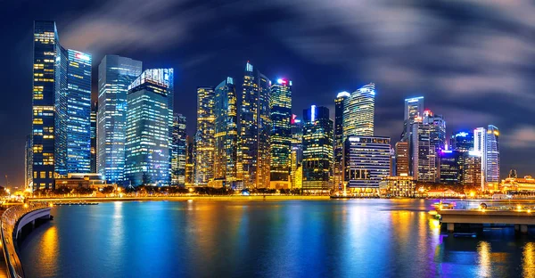 Paisagem urbana singapore à noite. — Fotografia de Stock