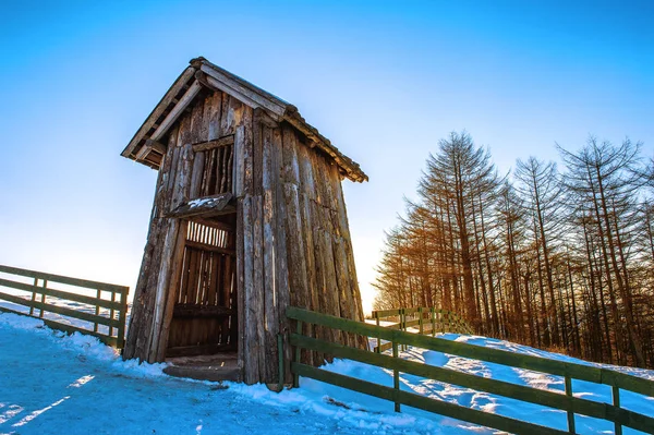 Holzhaus im Winter. daegwallyeong Schaffarm in Gangwondo, Südkorea. — Stockfoto