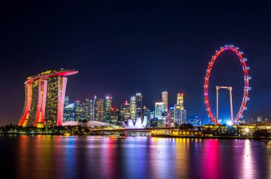Geceleri Cityscape Singapur.