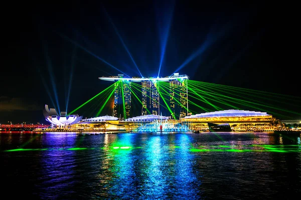 Singapore staden på natten med laser Visa. — Stockfoto