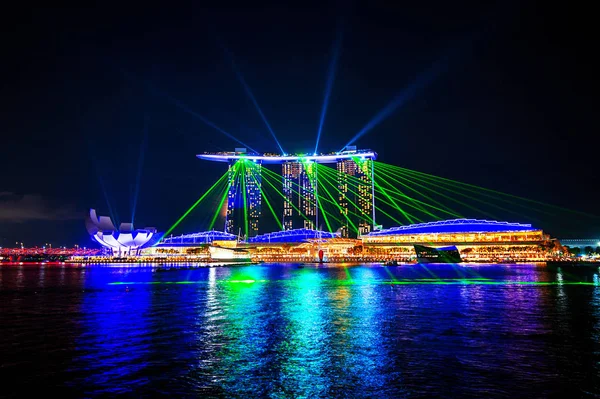 Εμφάνιση πόλης της Σιγκαπούρης το βράδυ με λέιζερ. — Φωτογραφία Αρχείου