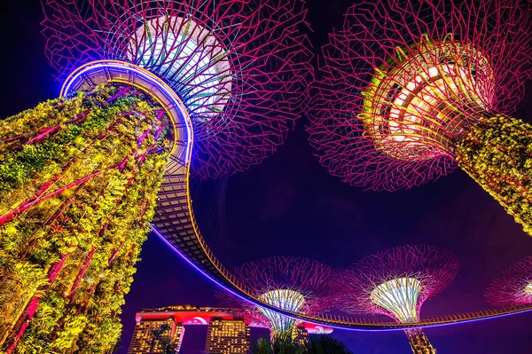 Super träd i trädgården vid viken, Singapore. — Stockfoto