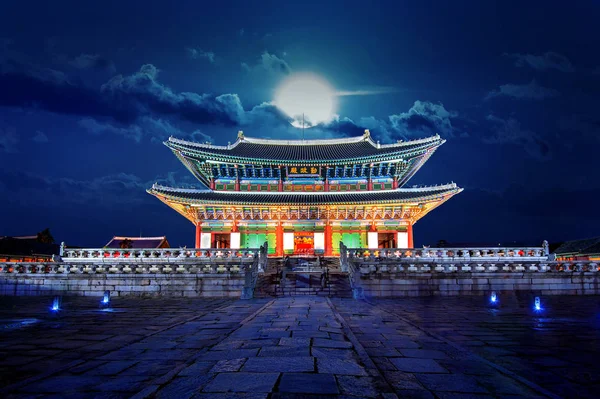 Gyeongbokgung palace och fullmåne på natten i Seoul, South Korea. — Stockfoto