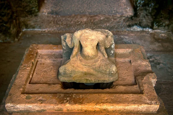 Estátua de monge sem cabeça no centro do templo Preah Khan, Angkor Wat, Camboja . — Fotografia de Stock