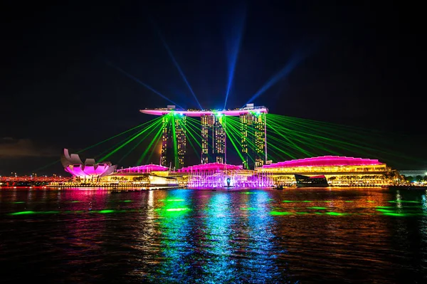 Singapore staden på natten med laser Visa. — Stockfoto