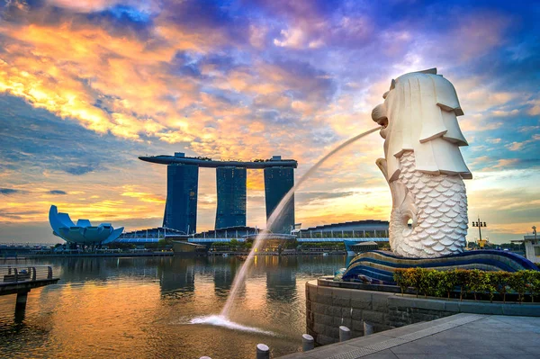 Estátua de Merlion e paisagem urbana em Cingapura . — Fotografia de Stock