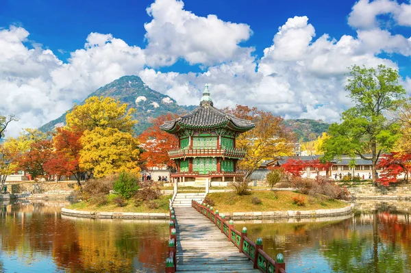 Palacio Gyeongbokgung en otoño, Corea del Sur . — Foto de Stock