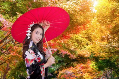 Sonbaharda kimono giyen Asyalı kadın.