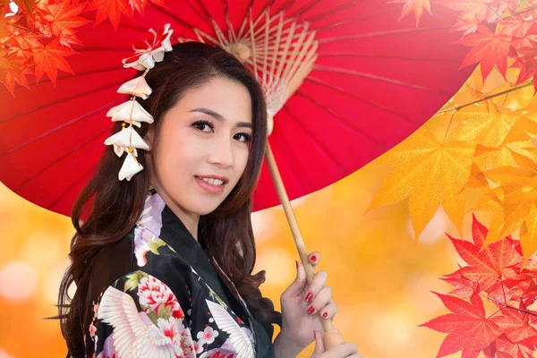 Asian kobieta nosi kimono jesienią. — Zdjęcie stockowe