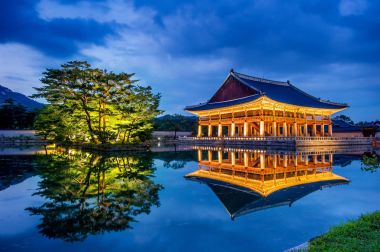 Seoul, Kore gece Gyeongbokgung Sarayı.