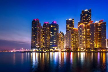 Busan cityscape ve Güney Kore'de geceleri Gwangan Köprüsü.