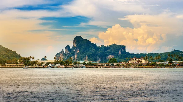 Phi phi ilha e oceano na Tailândia — Fotografia de Stock