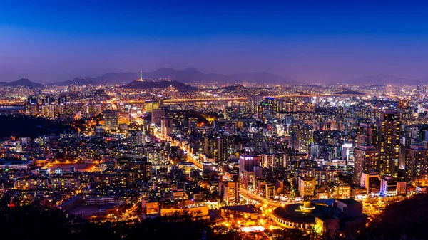 Seul cityscape ve Seul Kulesi geceleri. Seul, Güney Kore'de trafik. — Stok fotoğraf