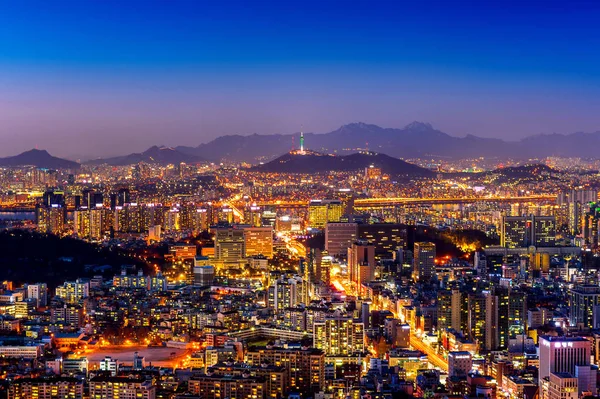 Seul cityscape ve Seul Kulesi geceleri. Seul, Güney Kore'de trafik. — Stok fotoğraf