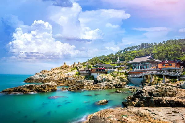 Templo de Haedong Yonggungsa y mar de Haeundae en Busan, templo Buddhist en Busan, Corea del Sur . — Foto de Stock