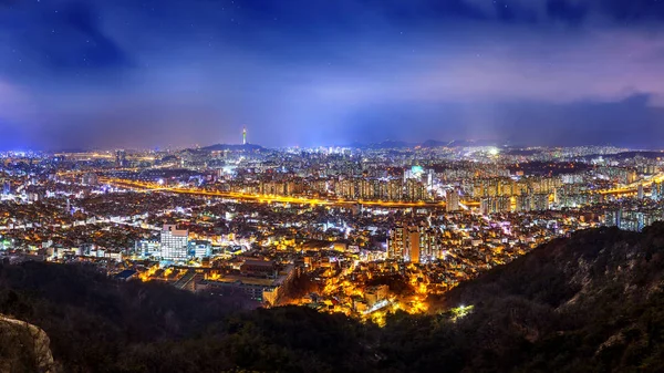 Panorama del paisaje urbano del centro y la torre de Seúl en Seúl, Corea del Sur . — Foto de Stock