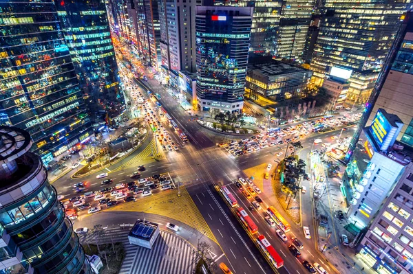 Velocidades de trânsito através de um cruzamento à noite em Gangnam, Seul, na Coreia do Sul . Imagens De Bancos De Imagens