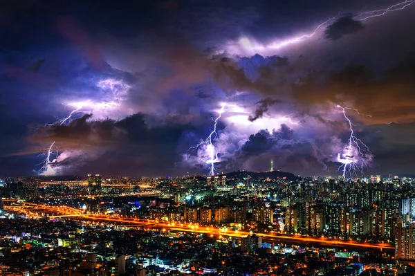 Грозовые тучи с молнией ночью в Сеуле, Южная Корея . — стоковое фото