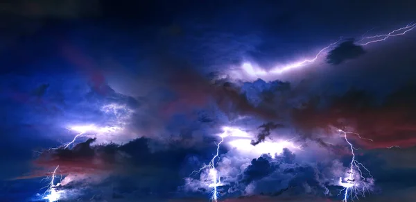 Thunderstorm clouds with lightning at night. — Stock Photo, Image