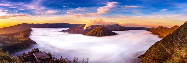 ブロモ火山 (グヌン ブロモ) マウント Penanjakan でブロモ Tengger スメル国立公園、東ジャワ、インドネシアの観点から日の出の間. — ストック写真